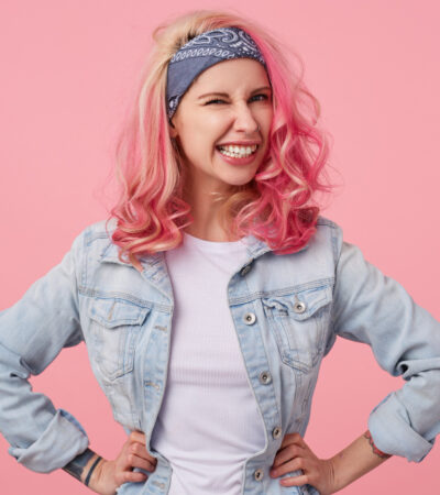 różowe włosy